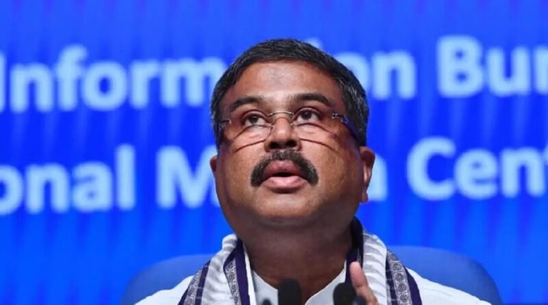 তীব্র আন্দোলনের মুখে শিক্ষামন্ত্রীর পদত্যাগ