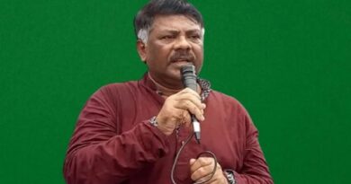 অল্পের জন্য রক্ষা পেলেন হুইপ দুলু, অস্ত্রধারী যুবক আটক